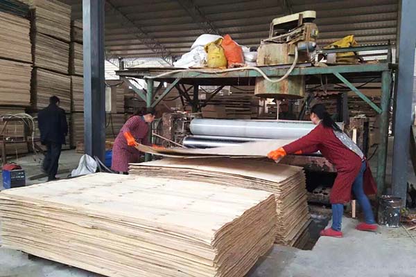 好色先生污视频下载工人師傅正在塗膠